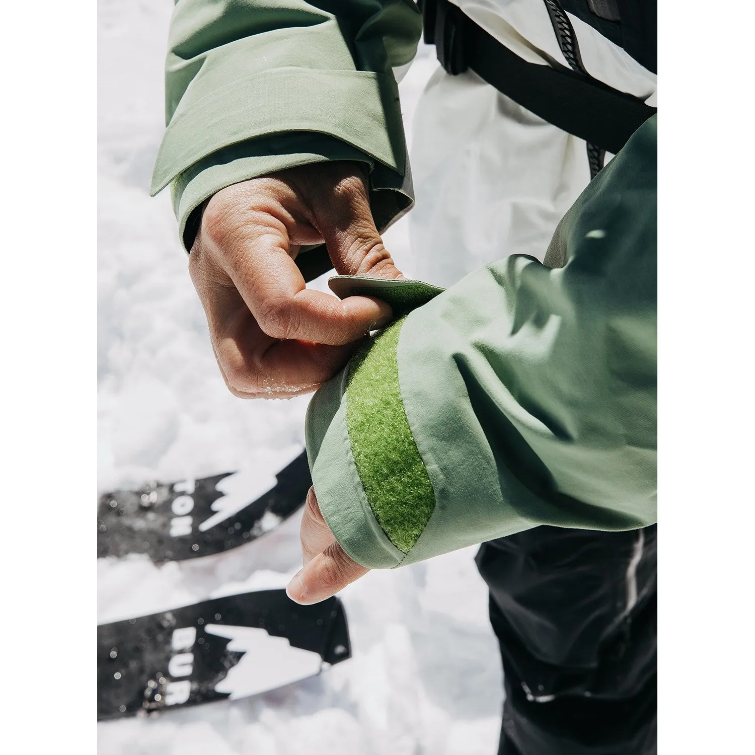 Burton [AK] Swash GORE-TEX Mens Jacket Hedge Green / White / Black