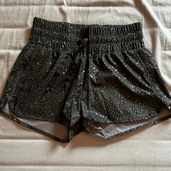 NWOT Zyia Black Bubbles Hi-Rise Bomber Shorts Women's Medium M Inner Lining Cute
