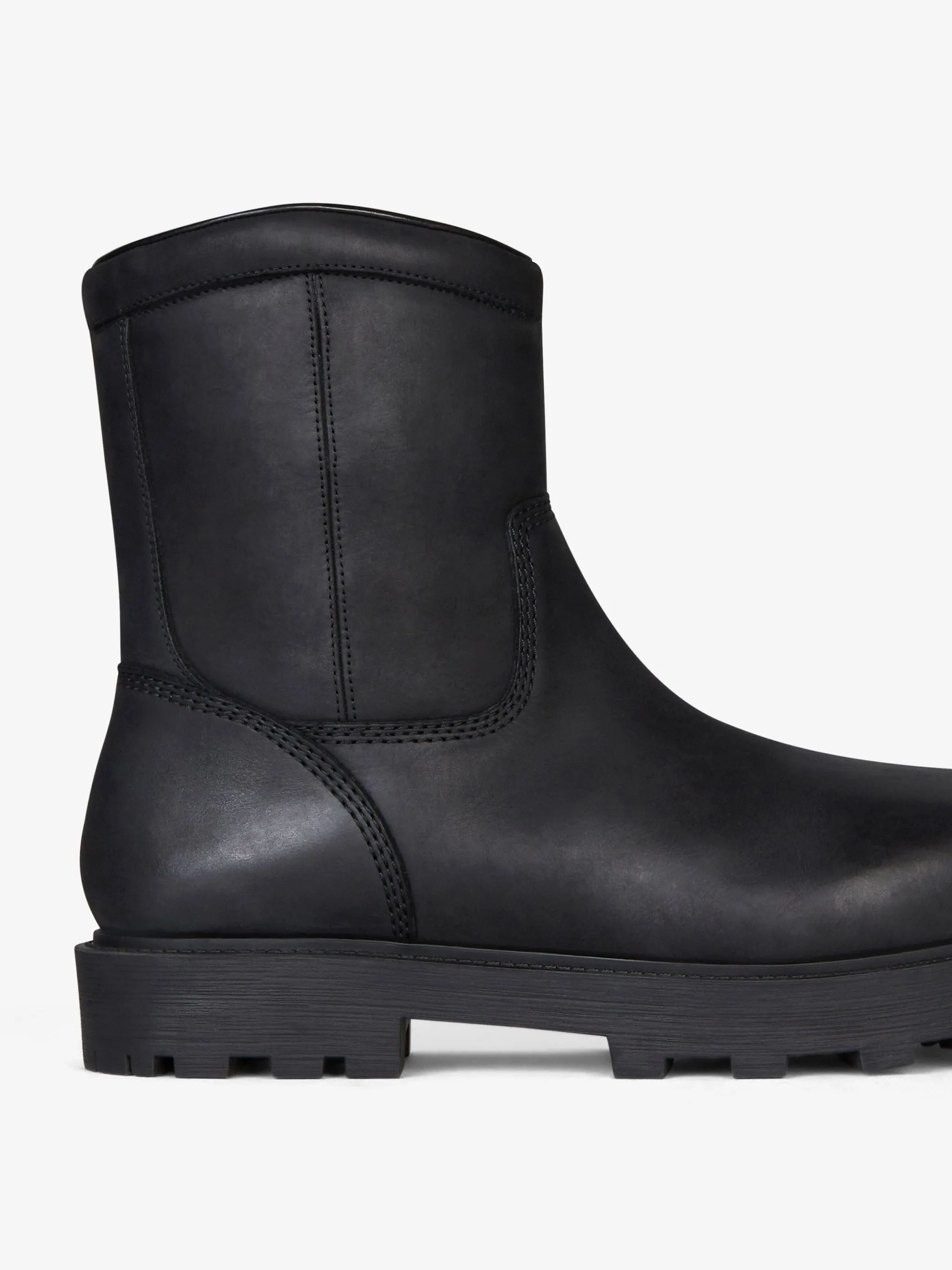 Storm ankle boots in nubuck with zip